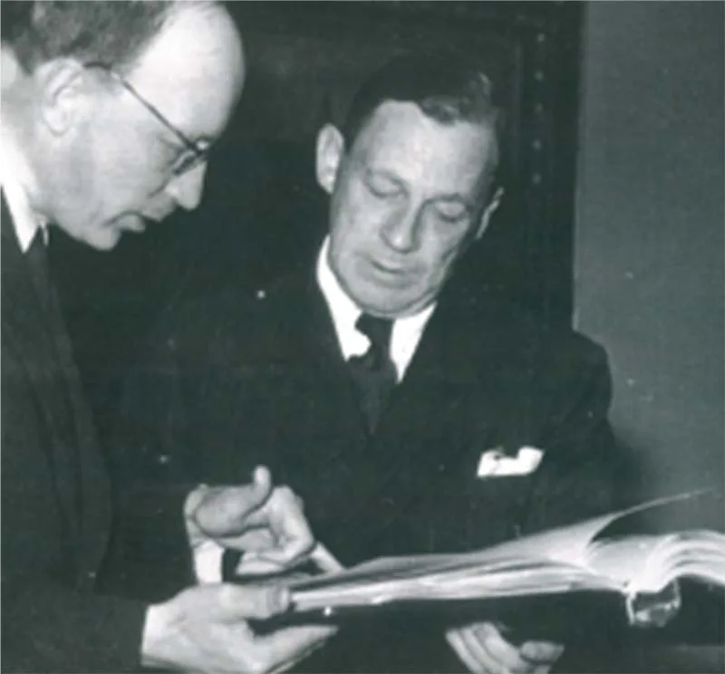 Alvar Aalto esittelee Rakennustietokortiston aloitus kokoonpanoa Risto Rytille Teknillisen korkeakoulun juhlasalissa joulukuussa 1942