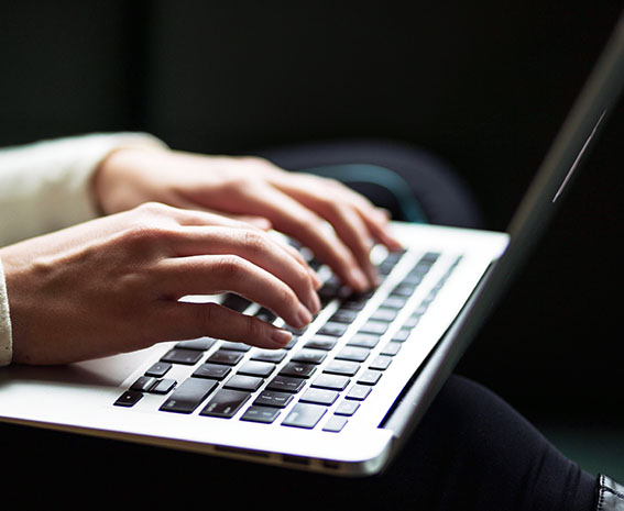 kädet tietokoneella - kirjoitetaan tekstiä